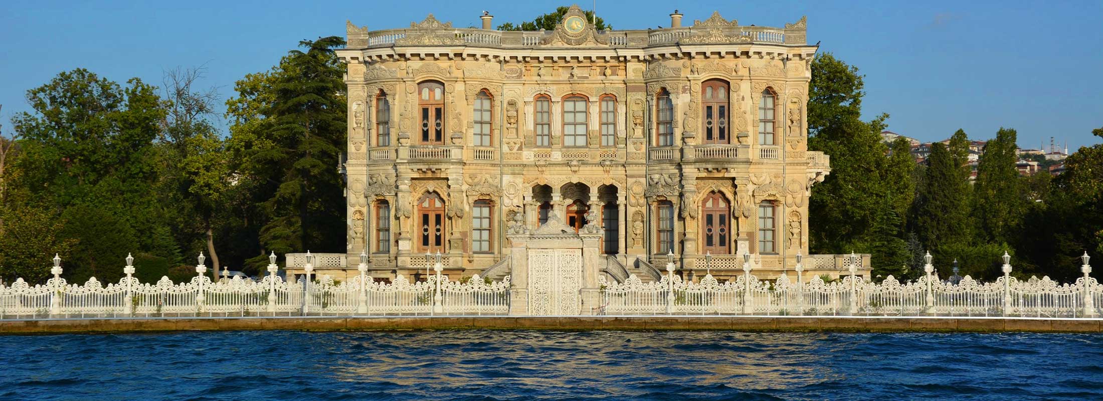 kucuksu-palace-bosphorus-cruise-istanbul-daily-city-tours